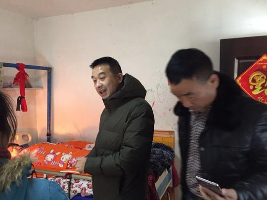 长兴小浦镇党委书记郎涛雪后走访慰问困难残疾人家庭