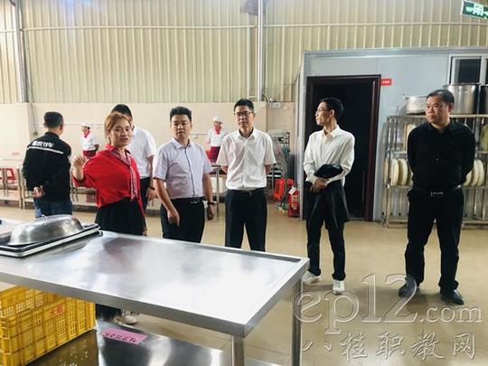 参观烹饪实训室