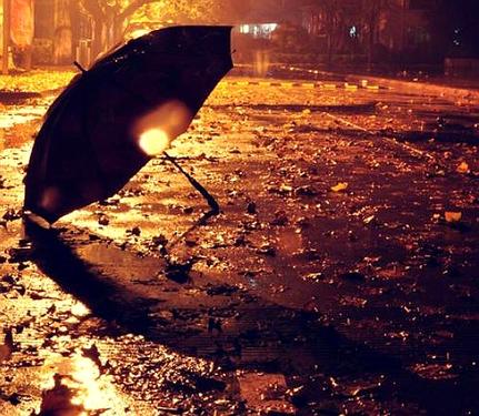 描写雨夜的天空的句子,秋天夜晚的雨句子?-语录网