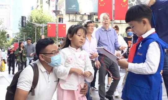 小伙伴寻访南京路步行街，调研“舌尖上的美食、餐桌上的美德”感悟勤俭