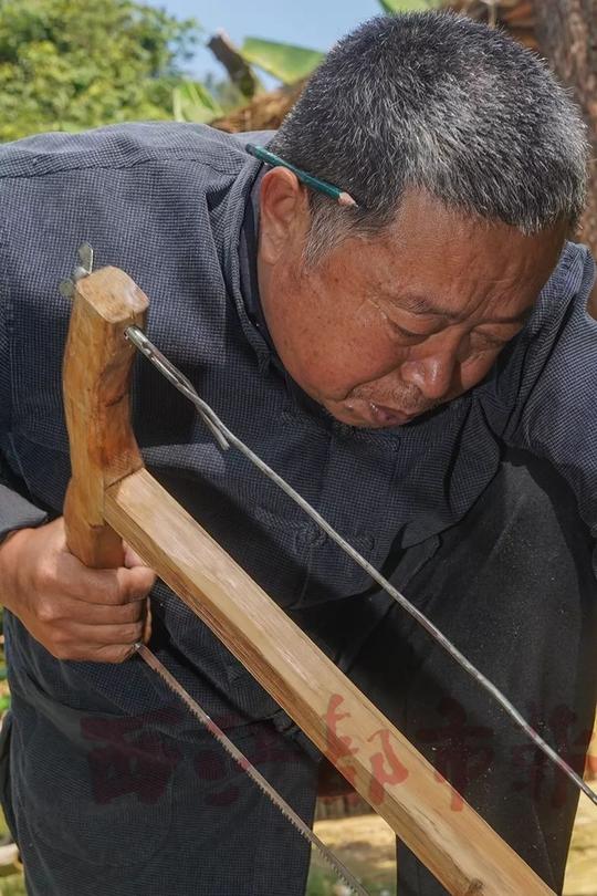 这位老人“玩”木头的短视频圈粉无数!原来他“隐居”在梧州的乡野
