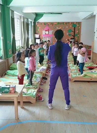 抖音小姐姐老师火了，用玩游戏的方式哄孩子入睡，网友:很有创意