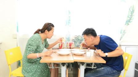 美女不想请客找餐厅老板帮忙，谁知被合伙套路，结果美女哭惨了