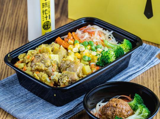 小吃,经典意面,台式饮品等等多种产品为主打,以外卖为主的创业加盟店