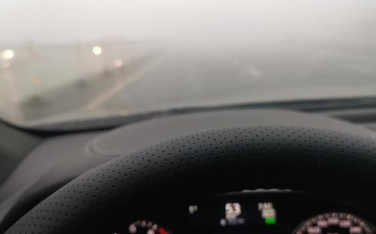 雾霾天开车，完全看不到(凯迪拉克ct5)