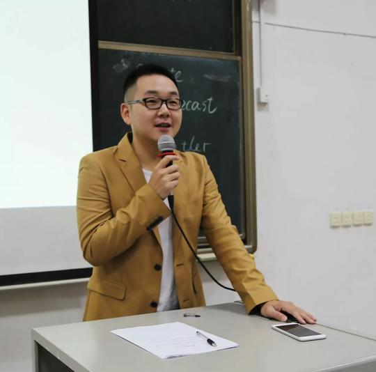 赖铜军老师与在座学生分享自己的创业经验,他指出每一代人的思想都不