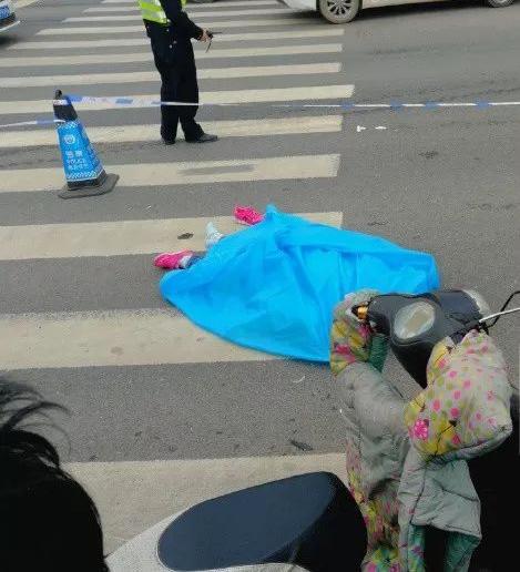 南充发生一起交通事故,一年轻女子当场身亡!(视频)
