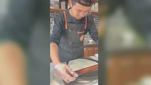 90后小伙的创业之路，靠卷饼买房买车，努力付出就一定会有回报!