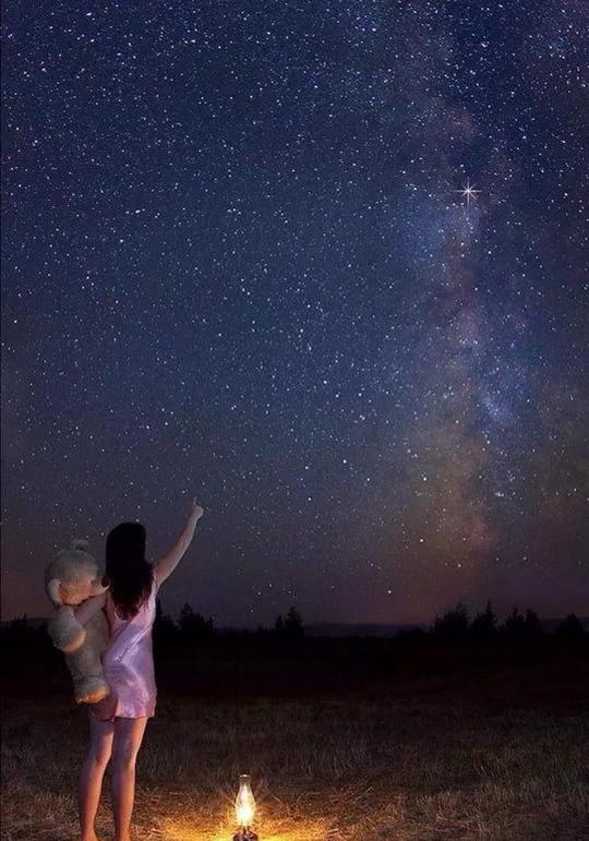五彩斑斓·星空壁纸,滑过深蓝色的夜空,悄无声息地坠落下去