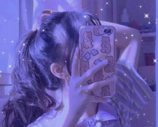 手机遮住脸的温柔真人女头像，点赞关注，抱走