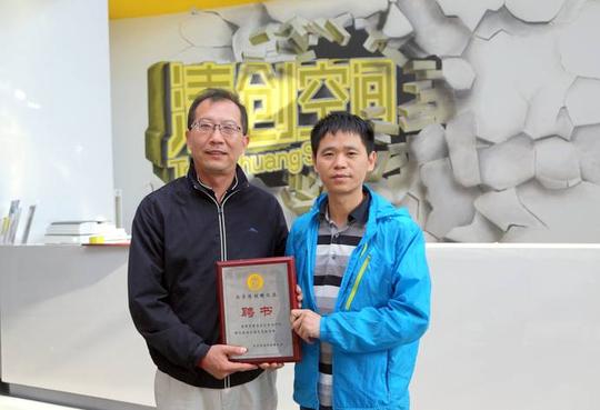 最后,丁华民邀请徐猛作为清创孵化器创业导师,并颁发导师证书.