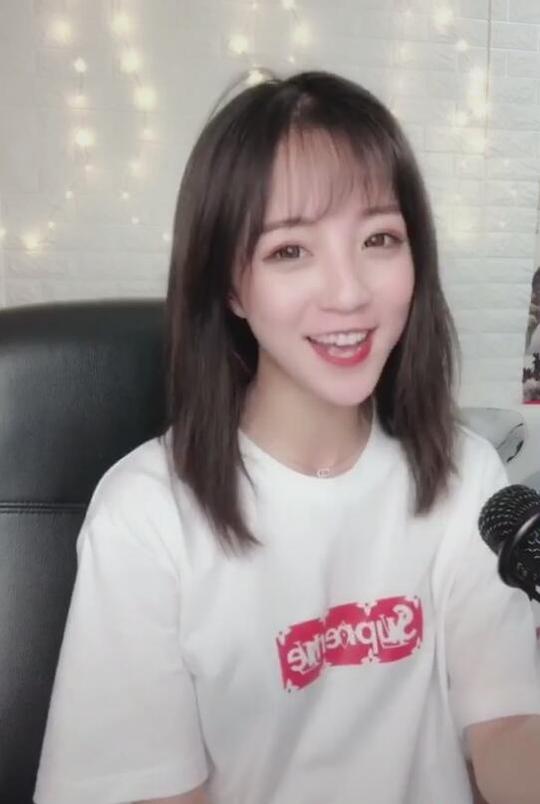 抖音新女神莉哥o3o凭借沙哑的嗓音和一张有魔力的笑容火遍抖音