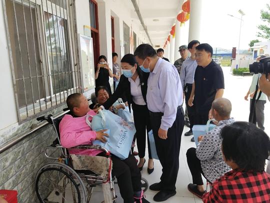 汝南县领导深入到金铺镇重度残疾人集中托养中心慰问