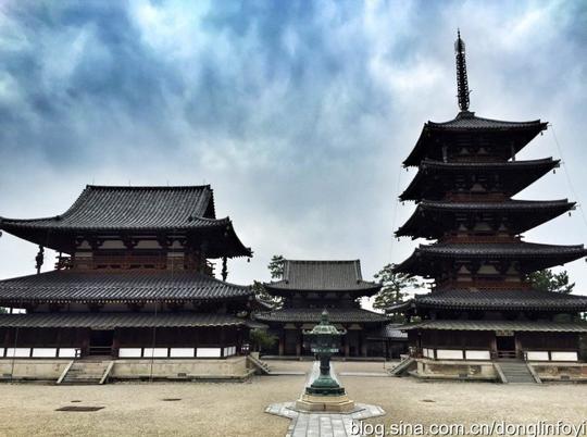 日本奈良生驹郡斑鸠町,是圣德太子于飞鸟时代建造的佛教木结构寺庙