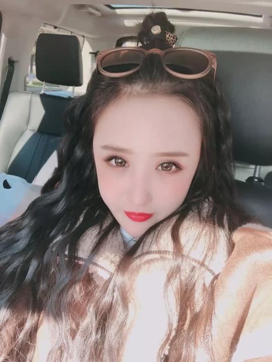 黑暗大美深夜直播撸串,整容脸太明显美颜都救不了!快手第一美?