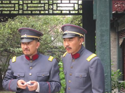 刘素雅对唐子义日久生情,唐子义为招揽生意给大车店的马匹偷喂巴豆