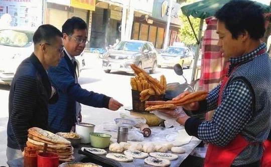 美食街路口不起眼的小生意，夫妻二人勤勤恳恳，生意相当不错