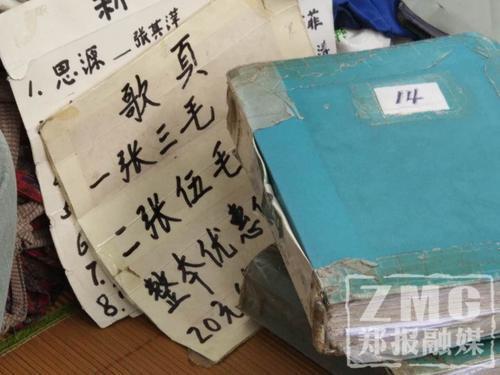 新商机?郑州57岁大妈公园卖"歌页"生意红火
