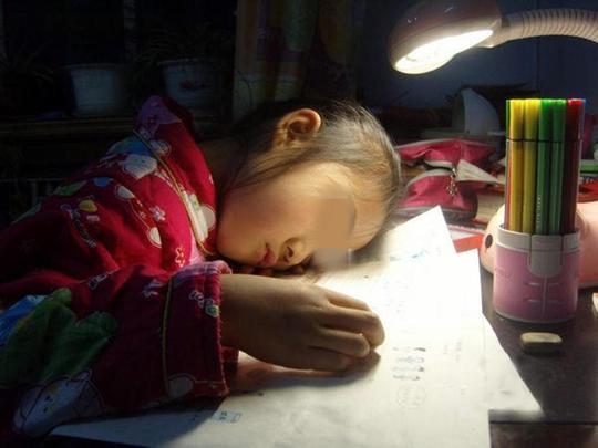 孩子累到写作业睡着,老师批评家长不配合,家长发照片群里都沉默