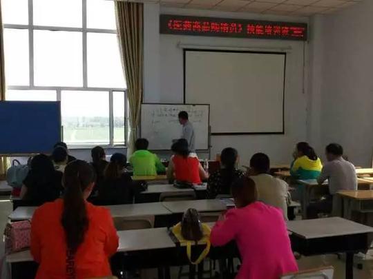 全面推进中小企业创业园区建设,落实创业担保贷款政策,以两后生