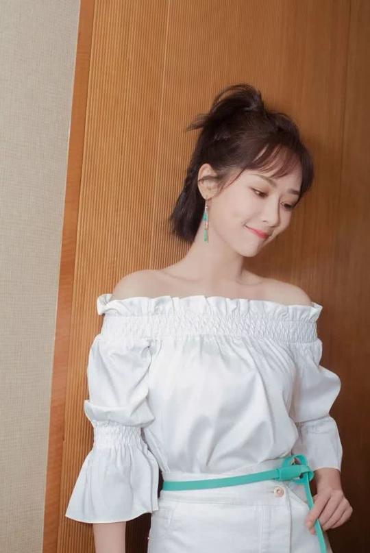 这美女可不简单,这短时间穿起了西装,哇塞,太帅气了,下面我们来看一下