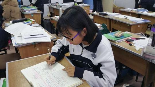 这是我们班的化学学科状元鲁常爽,他把化学学科当兴趣,学习认真刻苦