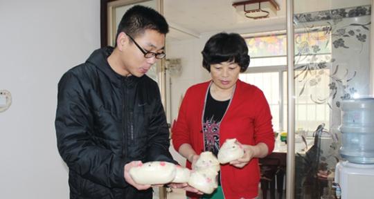 80后夫妻做花饽饽创业不忘关爱贫困家庭_新浪