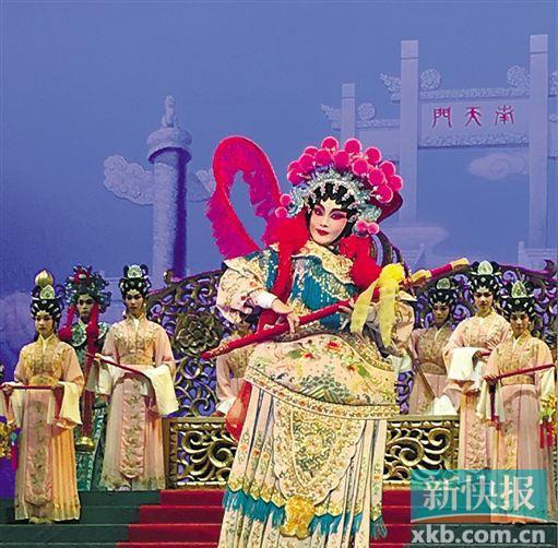 青年粤剧演员黄嘉裕饰演《玉皇登殿》中的桃花女.