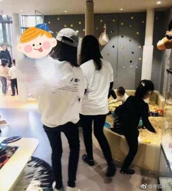 baby带小海绵坐高铁