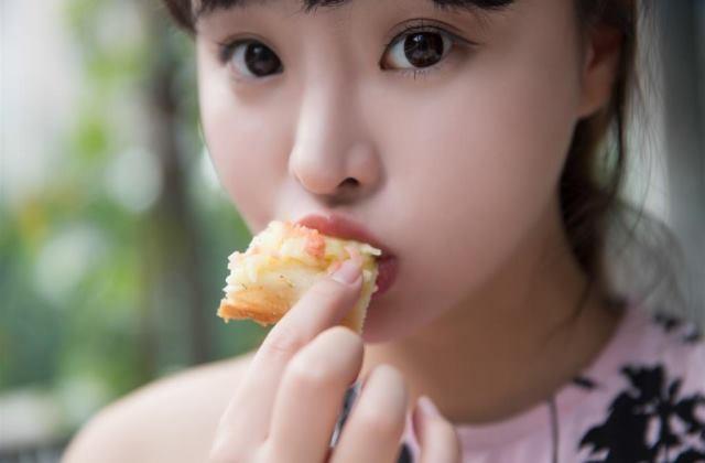儿子发烧妈妈担心说说
