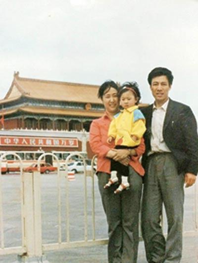 边婧小时候和父母在天安门的幸福时刻1988年国庆节,3岁多的边婧