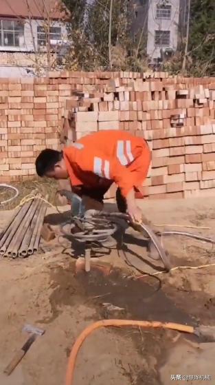 打水井一般多少钱一米?包不包括水管水泵?