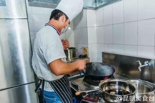 昆明位置极差冷门火锅,靠祖传三代人手艺买3套房
