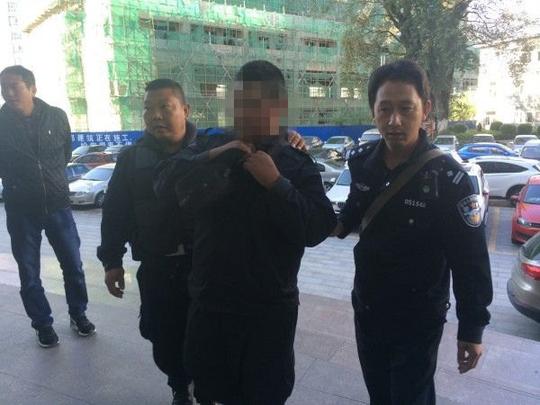 临翔:假冒警察来抓赌弄巧成拙进班房