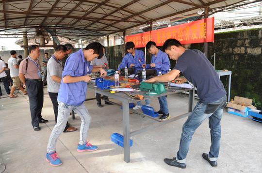 图为装配钳工大赛