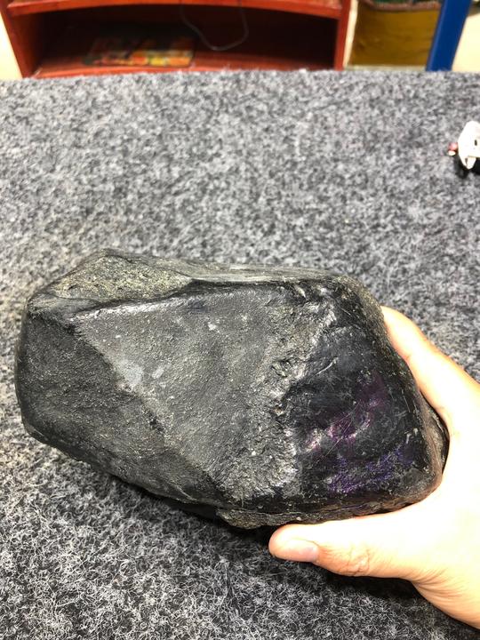 缅甸翡翠原石，莫湾基场口黑蜡壳，皮壳完整形状好，有手镯面，种