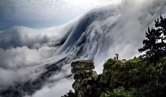 震撼!庐山现百年不遇瀑布云奇景，仙气十足!