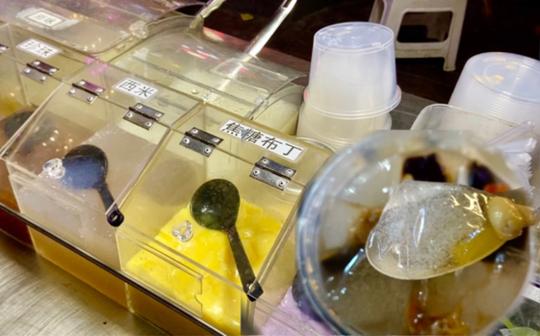 广西一家冰粉小摊，6元一份，配料随便加，老板做生意太实在了