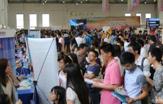她创业出租求职装，在大学里做的风声水起