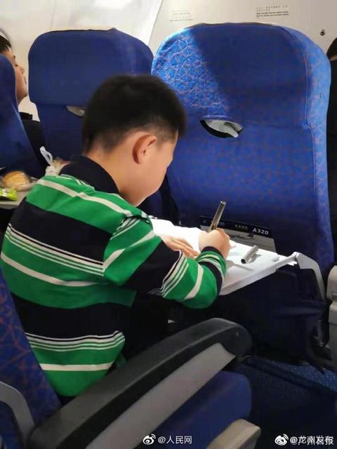 飞机上所有孩子都在补作业是怎么回事