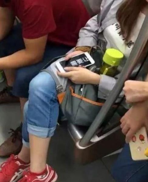 美女在地铁睡觉走红,手机屏幕成为亮点,网友:最高级"炫富"