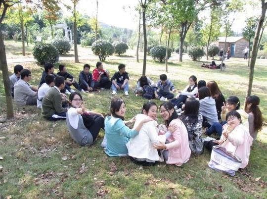 2016年3月11日下午,我院学生在北操场举行创业沙龙之女大学生创业优势