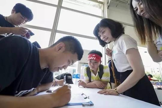 首席教练竟是他!100%全外教青少年篮球夏令营来袭,强身健体还能学英语