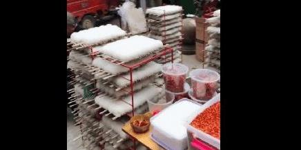 小伙创业摆摊卖豆腐，月入四万，网友这豆腐太可怕不敢吃！