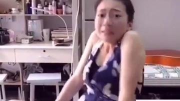 美女跪在地上显露身材的gif动图