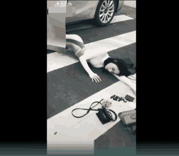 抖音女网红斑马线上模仿摔倒炫富,被交警处罚,网友:活该