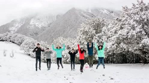 海子沟雪地露营旅行纪录片