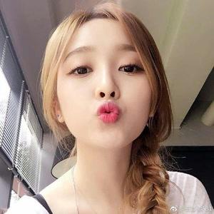 给吴宣仪九月最强应援#收集到几张小选嘟嘴的图~我选真的超级q超级萌