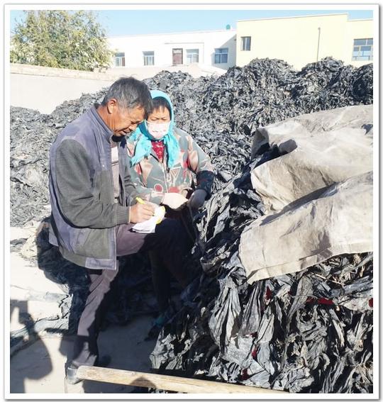 废旧地膜回收工作虽然又苦又累,还不赚钱,但却是实施乡村振兴战略