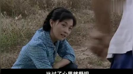 夫妻两黄河滩开荒干活,累了直接在芦苇荡洗澡,水中调情,真好